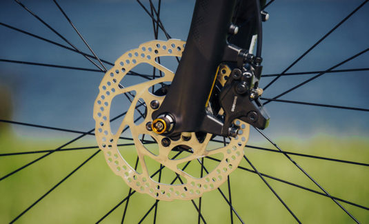 Excellent brake performance with Hydraulic Disc Brake